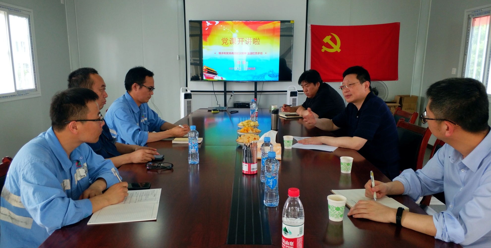 2.顧皚在項目現(xiàn)場講黨課.jpg