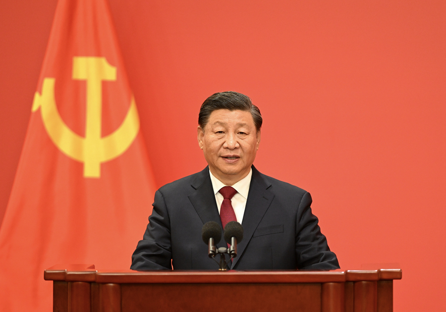 　　10月23日，剛剛在中國共產(chǎn)黨第二十屆中央委員會第一次全體會議上當選的中共中央總書記習近平和中共中央政治局常委李強、趙樂際、王滬寧、蔡奇、丁薛祥、李希在北京人民大會堂同中外記者親切見面。這是習近平發(fā)表重要講話。 